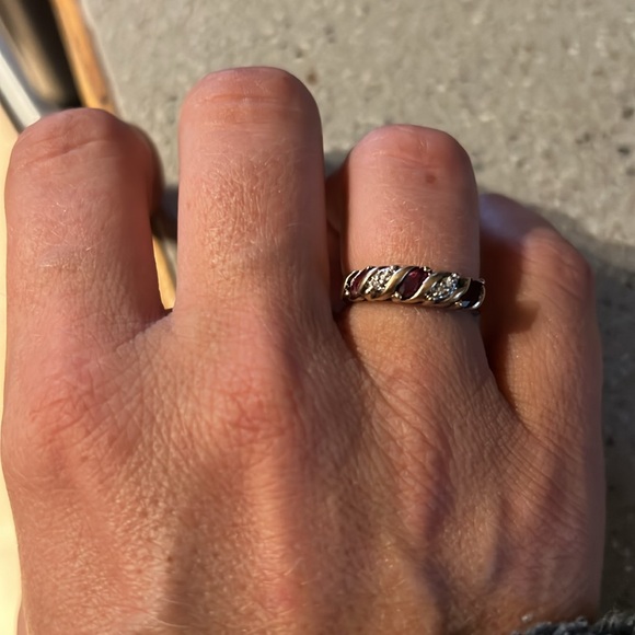 10kt Yellow Gold Garnet Diamond Ring - Picture 2 of 8